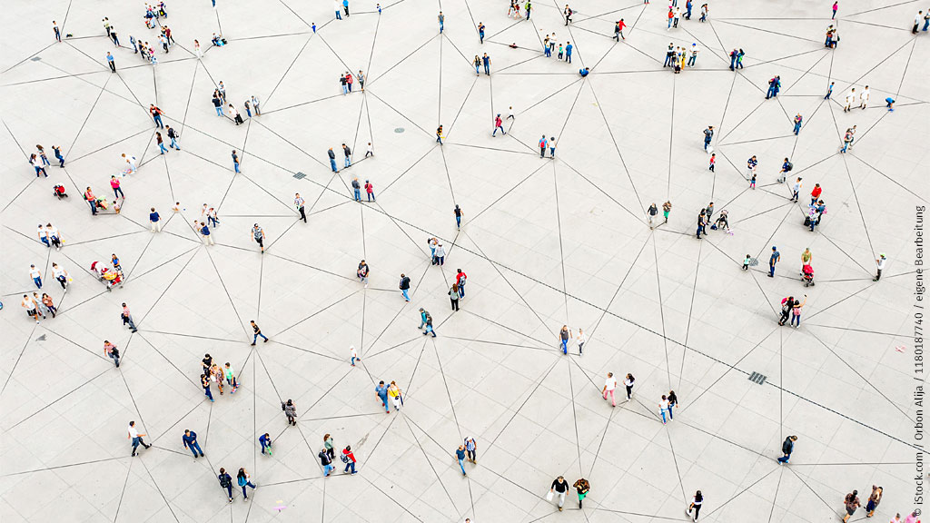Das Bild zeigt: Luftaufnahme von Menschen, die auf einem Platz stehen und durch Linien miteinander vernetzt sind.